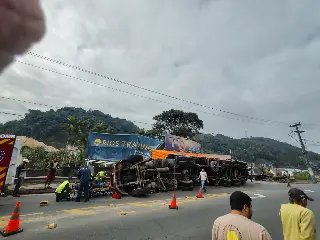URGENTE - Contêiner tomba sobre carro em Guabiruba 