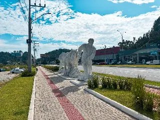 Ação conjunta faz limpeza no Parque das Esculturas 