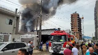 Incêndio destrói imóvel em Brusque 