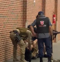 Homem saca de foice e ameaça segurança no supermercado 