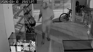 (VÍDEO) Criminoso arromba loja e empresário pede ajuda para identificar 