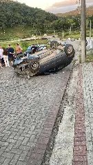 Condutora perde a direção ao ter visão ofuscada por reflexo de luz