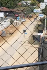 Moradora demonstra indignação pelo excesso de poeira