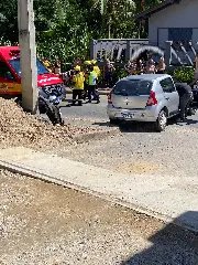 Mulher bate de carro contra poste no Limeira Alta