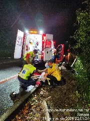 Jovem de moto acerta cerca de arame farpado 