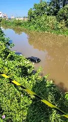 Bombeiros buscam por vítima do carro que caiu no rio